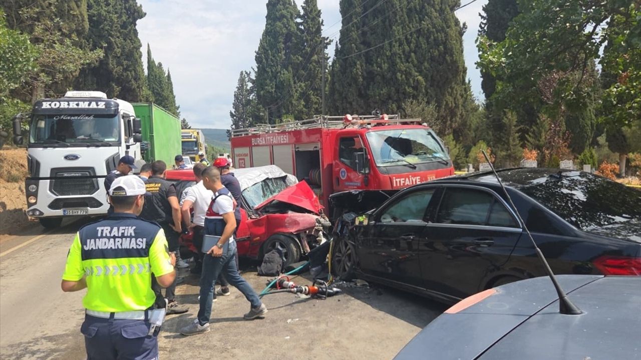 Bursa'da Otomobil Çarpışması: 1 Ölü, 7 Yaralı