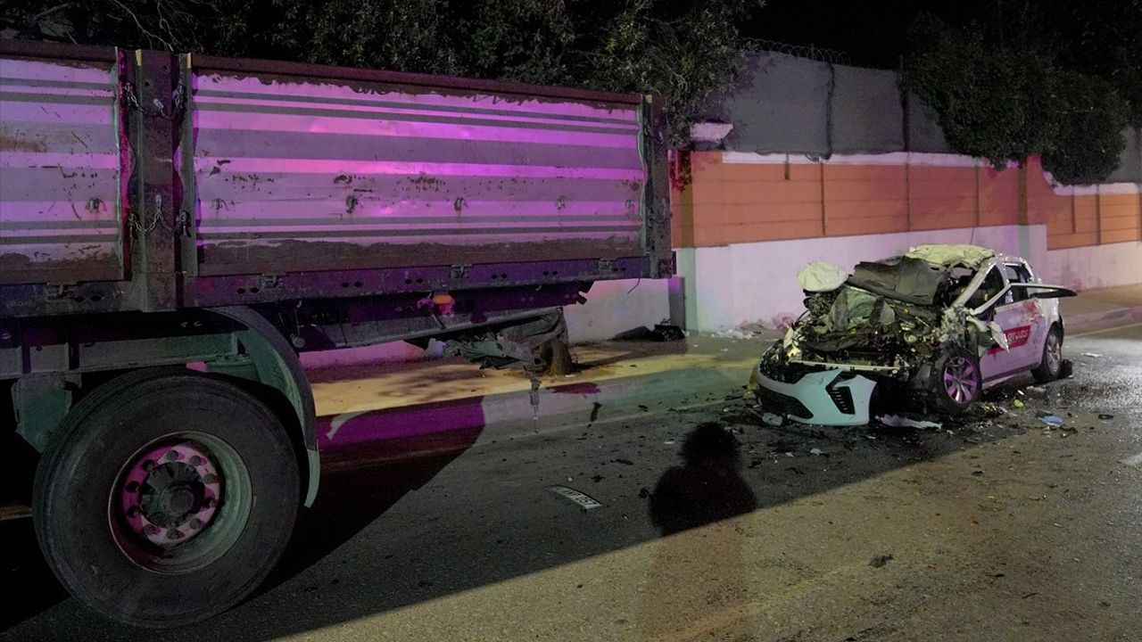 Büyükçekmece'de Feci Trafik Kazası: 1 Ölü, 4 Yaralı