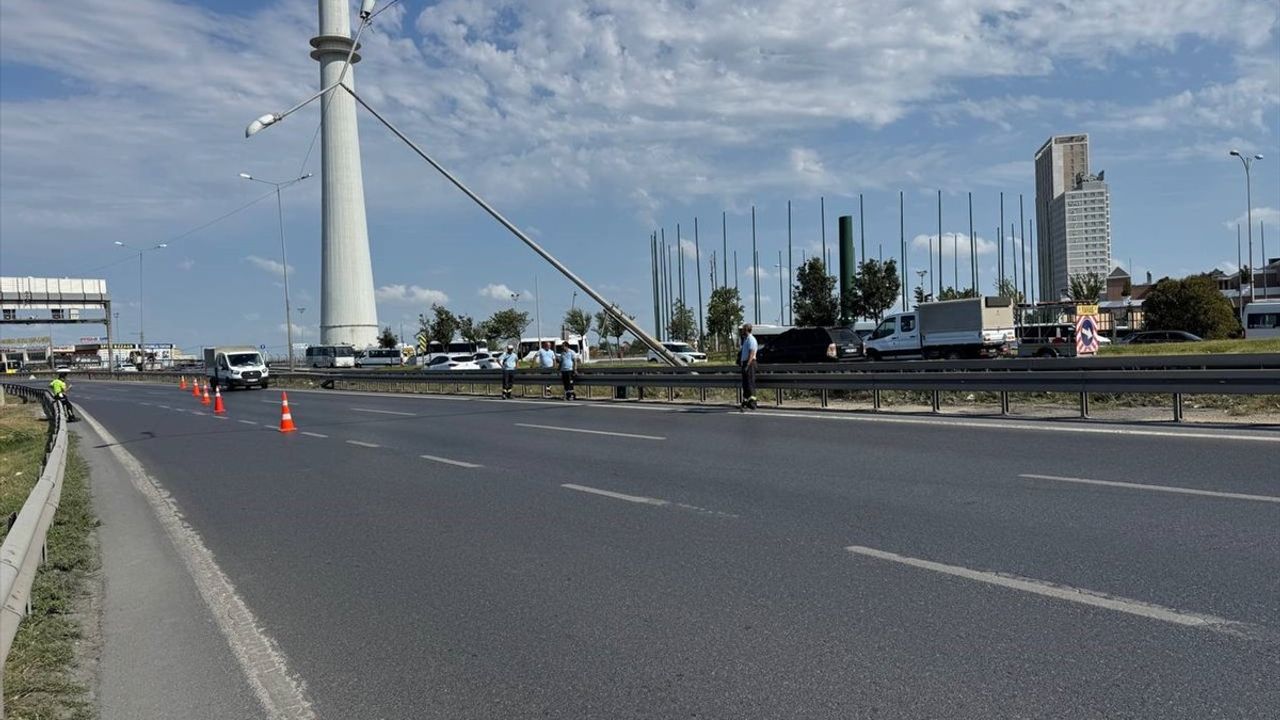 Büyükçekmece'de Fırtına Aydınlatma Direğini Yan Yattı