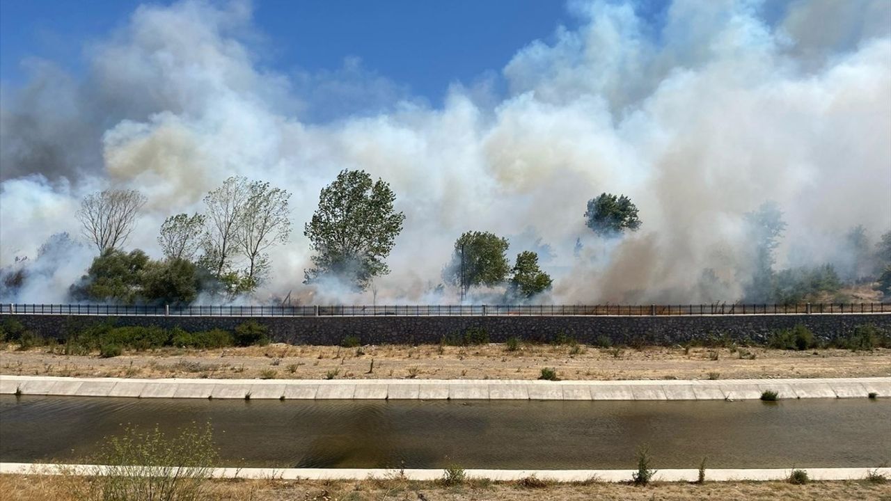 Çanakkale Ayvacık'taki Yangın Havadan ve Karadan Müdahale Ediliyor
