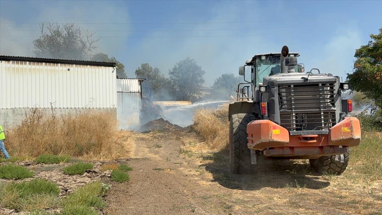 Çanakkale'de Ahır Yangını Kontrol Altına Alındı