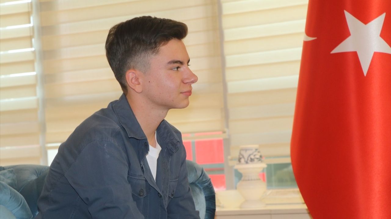 Çankırı'da Bayrakları Düzeltan Genç, Vali Tarafından Ağırlanıyor