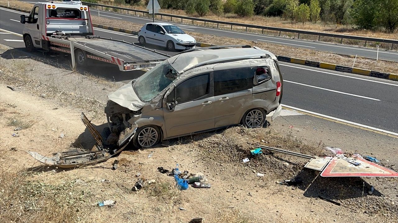 Çankırı'da Hafif Ticari Araç Şarampole Devrildi, 4 Kişi Yaralandı
