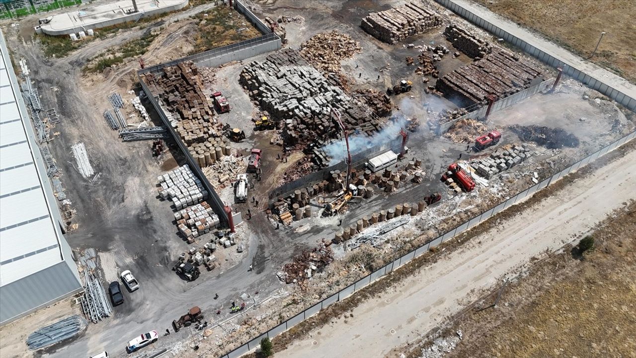 Çankırı'da Kağıt Fabrikasında Yangın Çıktı