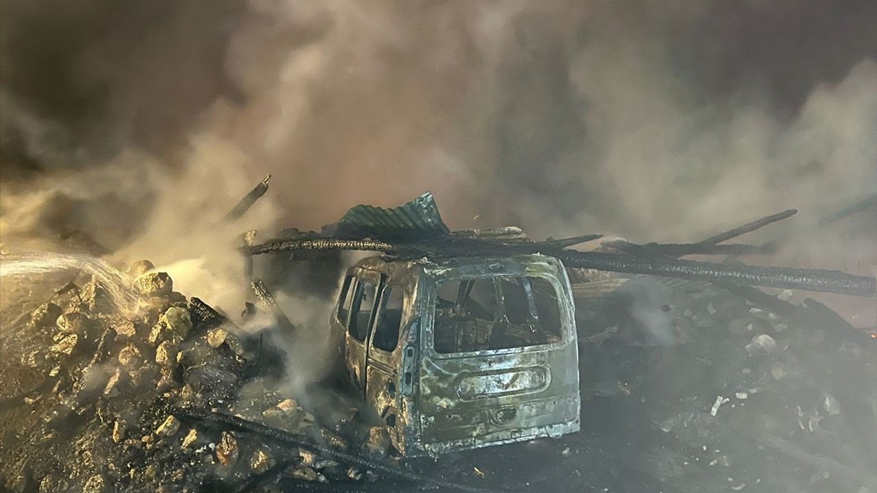 Çankırı'da Yangın: Ahır, Samanlık ve Araç Zarar Gördü