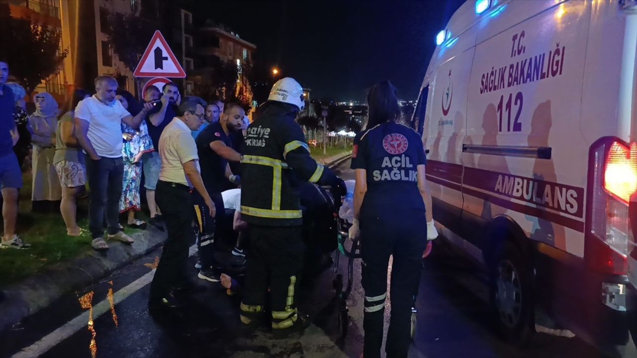 Çerkezköy'de Otomobilin Yaya Geçidinde İki Kadına Çarpması Güvenlik Kamerasında