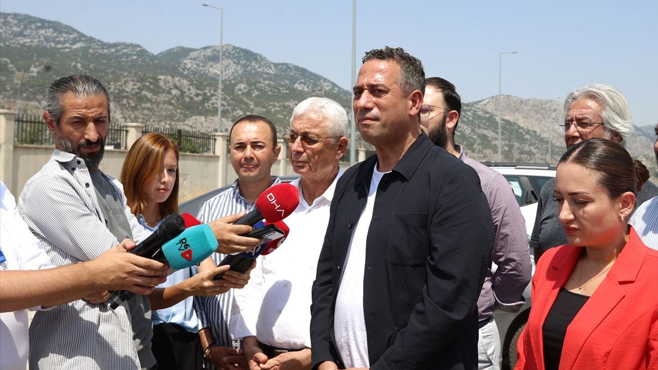 CHP'li Ali Mahir Başarır, Tutuklu Belediye Başkanı Muhittin Böcek'i Ziyaret Etti