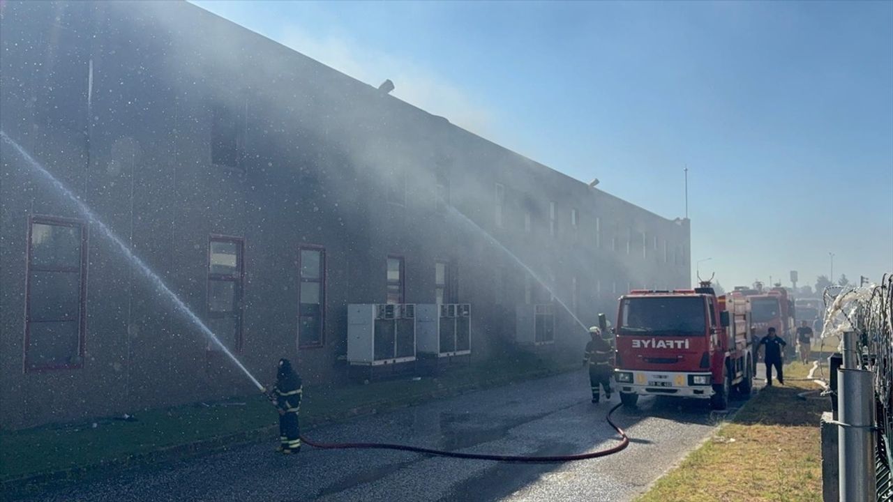 Çorlu'da Tül Fabrikasına Sıçrayan Anız Yangınına Müdahale Ediliyor