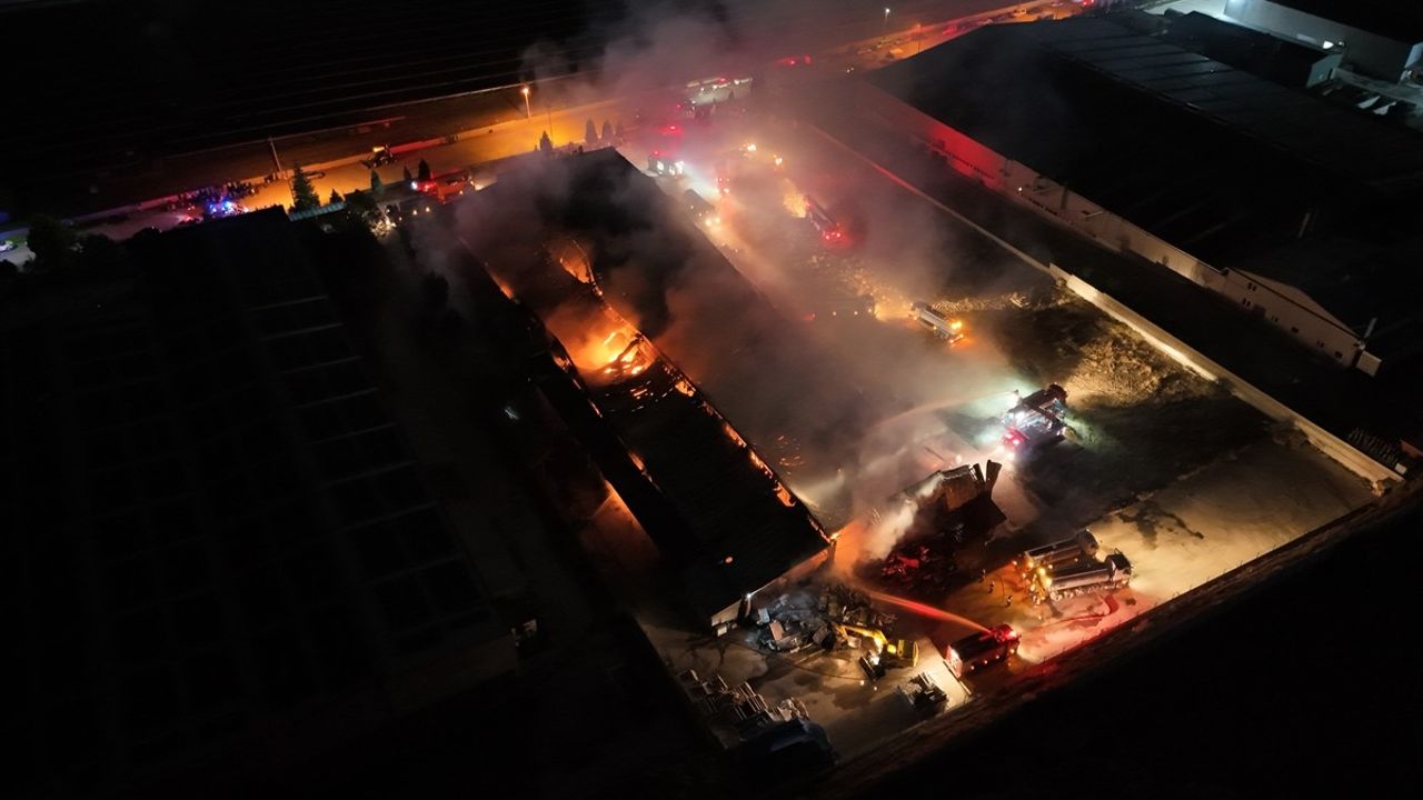 Çorum'da Tekstil Fabrikasında Yangın Sonucu 8 Kişi Etkilendi