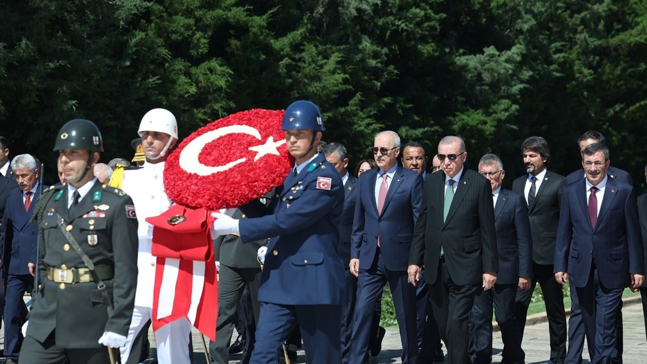 Cumhurbaşkanı Erdoğan, Anıtkabir'i Ziyaret Etti