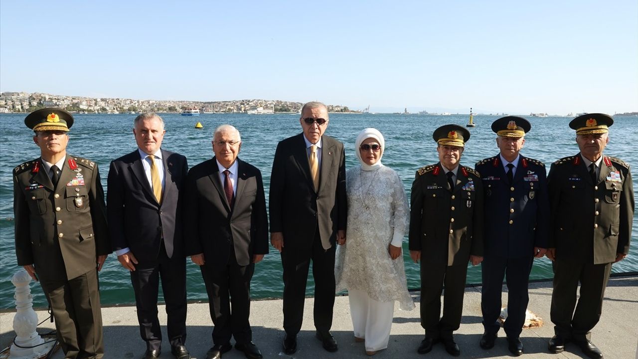 Cumhurbaşkanı Erdoğan, TEKNOFEST Mavi Vatan Kapsamında Görkemli Geçiş Törenine Katıldı