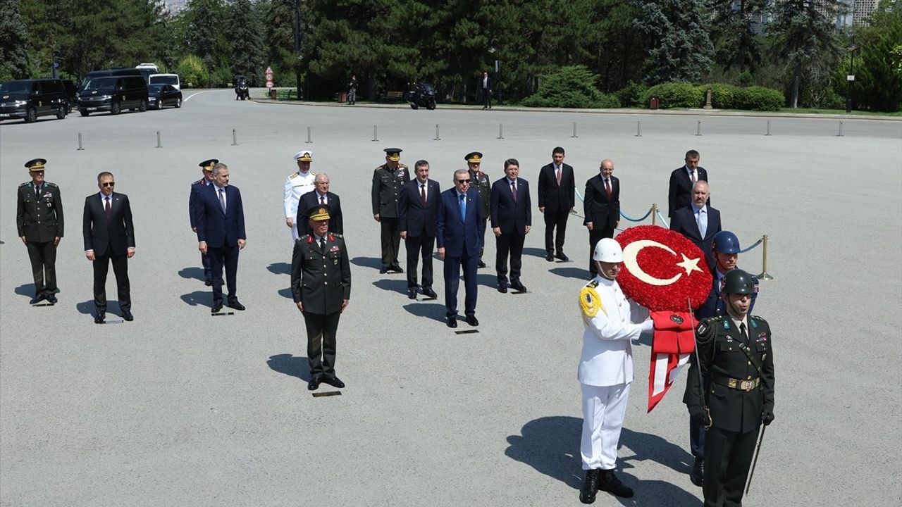 Cumhurbaşkanı Erdoğan ve YAŞ Üyeleri Anıtkabir'i Ziyaret Etti