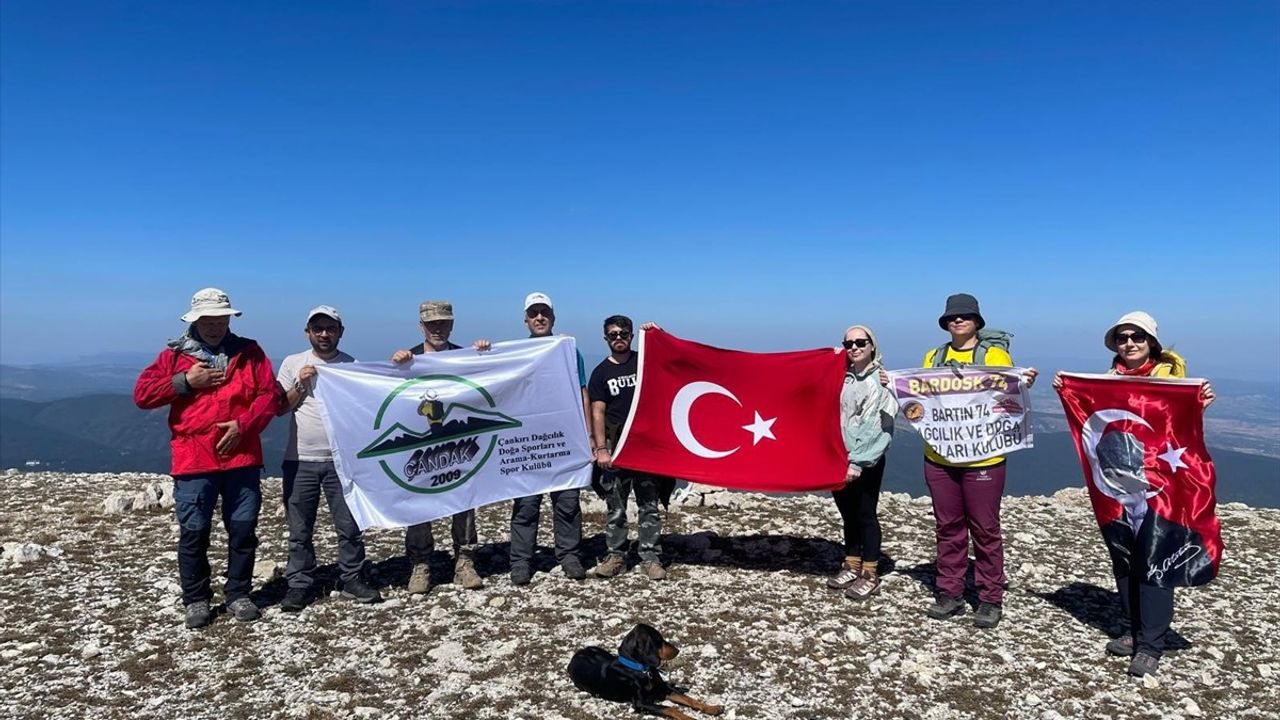 Dağcılar Ilgaz Dağı'nda Zafer Bayramı'nı Kutladı