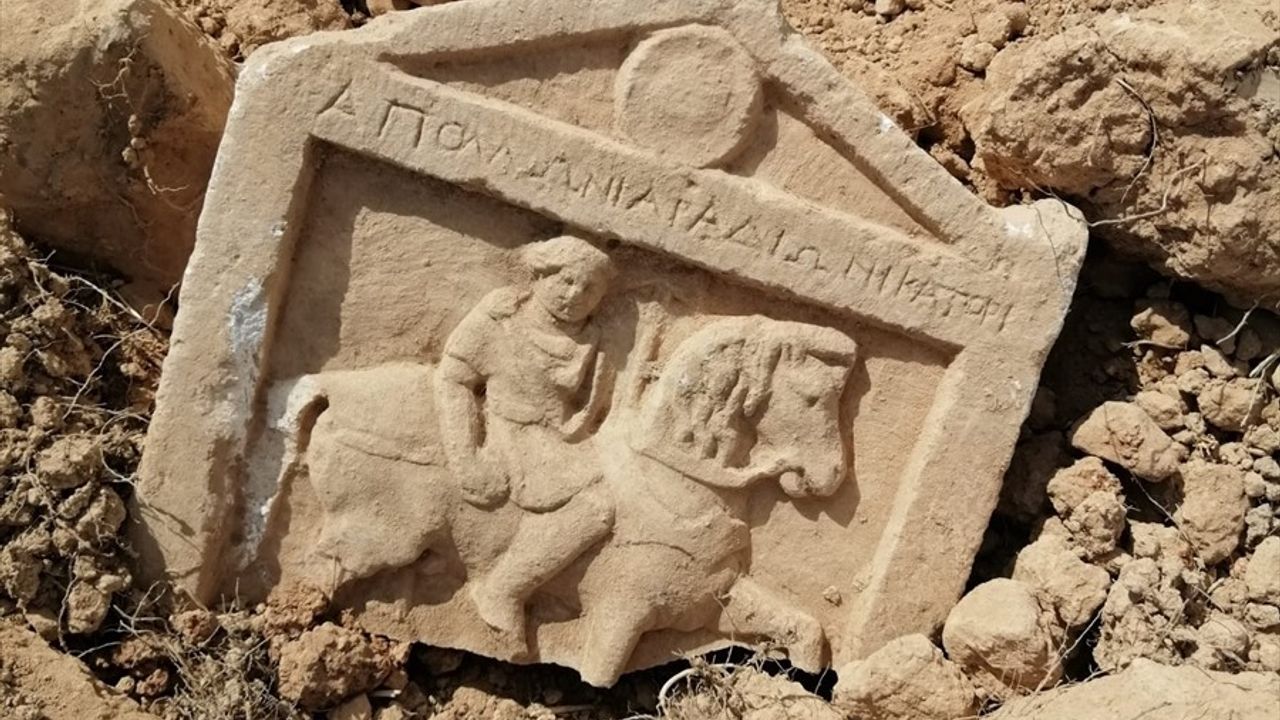 Denizli'de Roma Dönemine Ait Mezar Taşı Keşfedildi