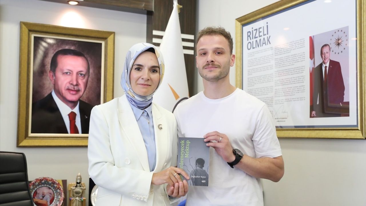 Devlet Korumasındaki Genç Yazar Doğuşkan Yazıcı, Kitabını Bakan Göktaş'a Hediye Etti