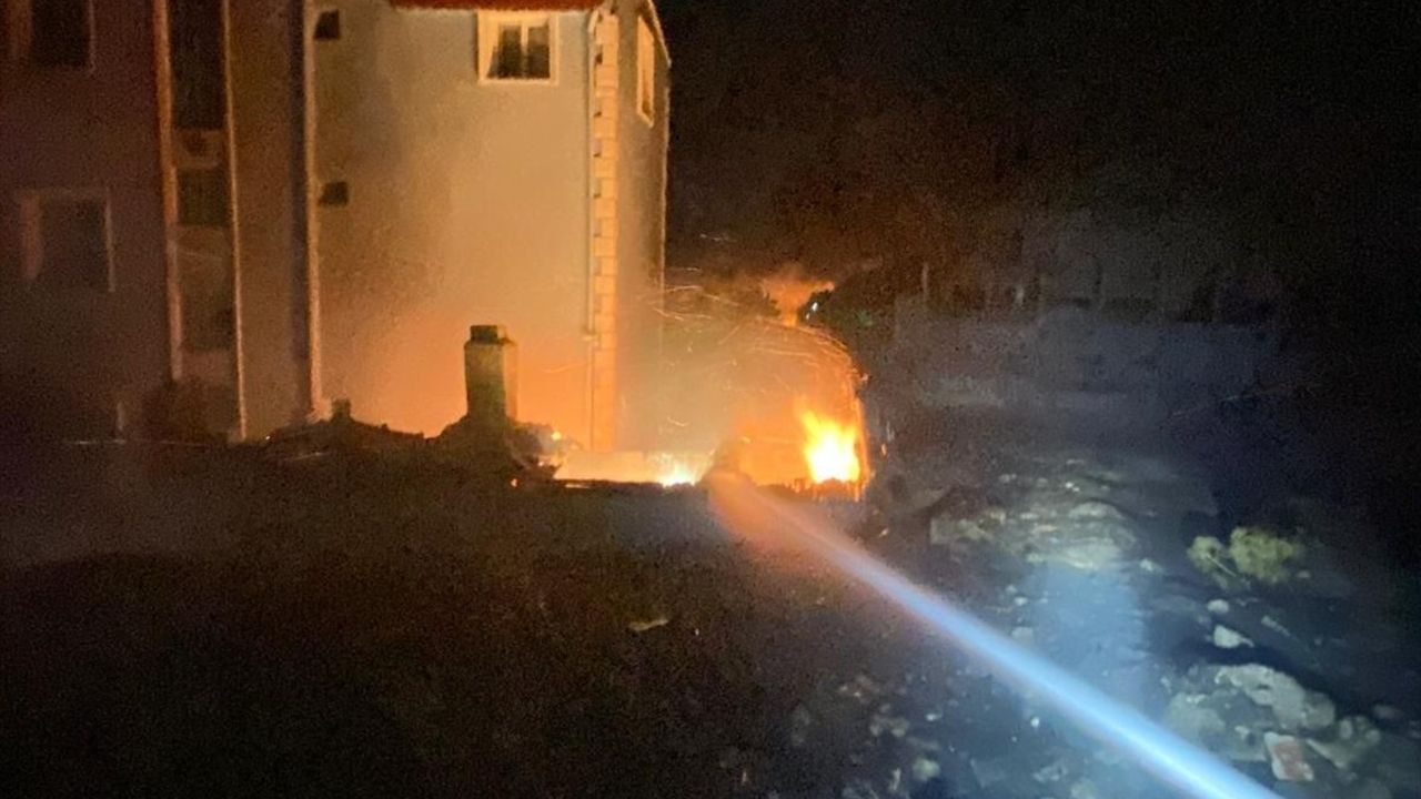 Dikili'deki Yangına Müdahale Devam Ediyor
