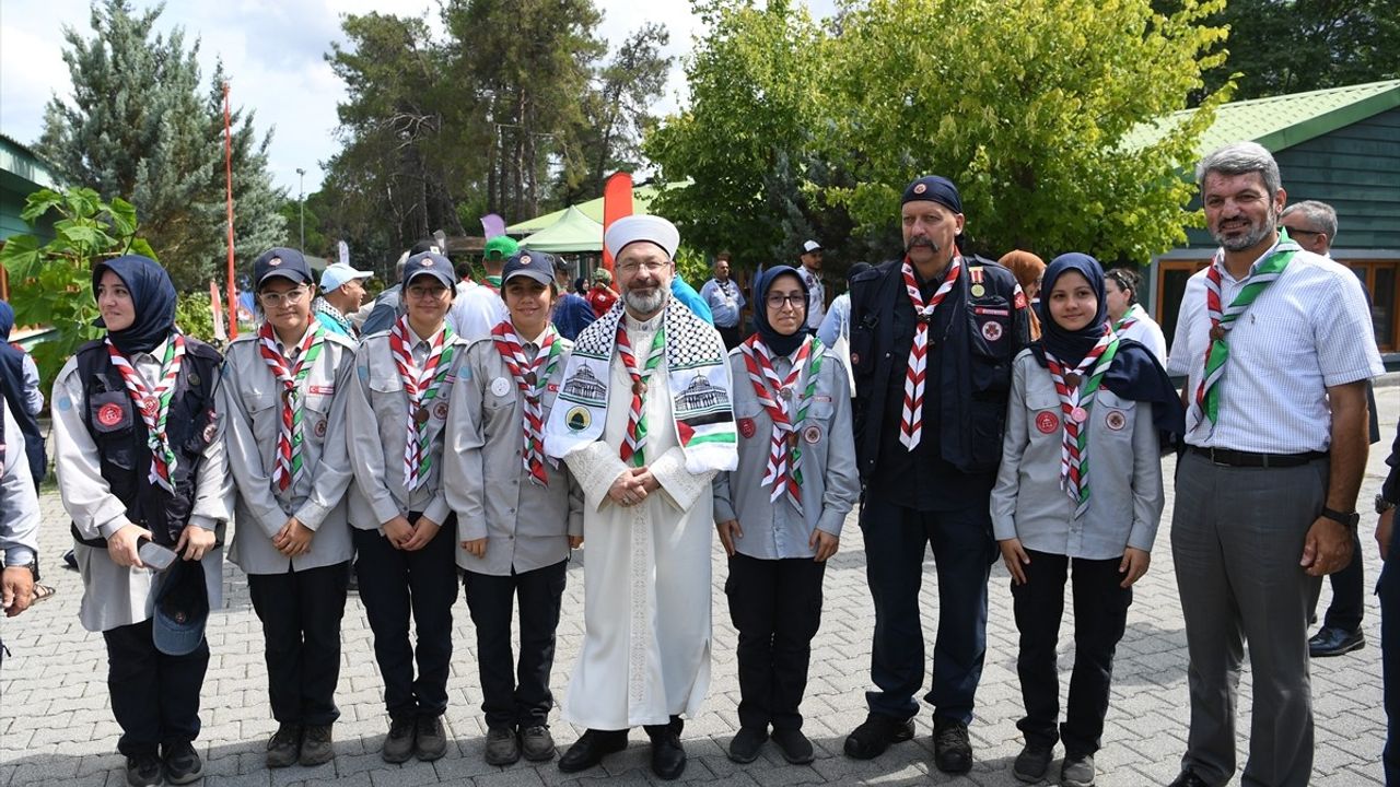 Diyanet İşleri Başkanı Erbaş, İstanbul'da Kudüs ve Filistin Davasını Destekleme Kampını Ziyaret Etti