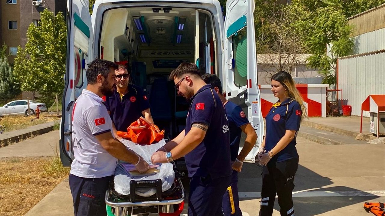 Diyarbakır'da Ambulans Helikopterle Kırık Uyluk Kemiği Olan Hasta Kurtarıldı