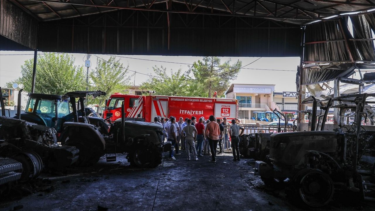 Diyarbakır'da Yangın: 3 İş Yeri ve 19 Traktör Zarar Gördü