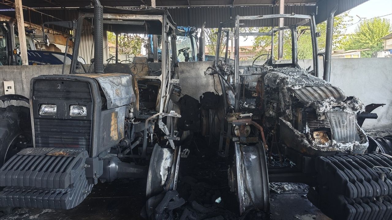 Diyarbakır'daki Yangında 3 İş Yeri ve Traktörler Zarar Gördü