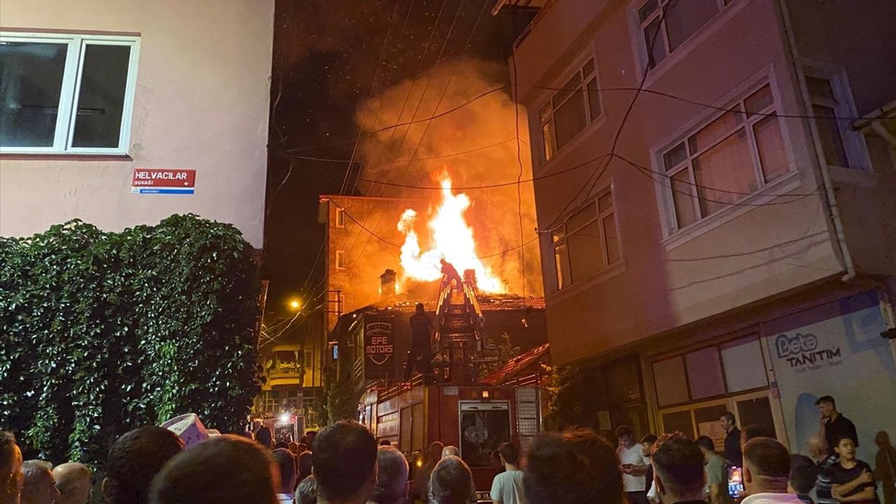 Dursunbey'de Yangın: İki Ev Hasar Gördü