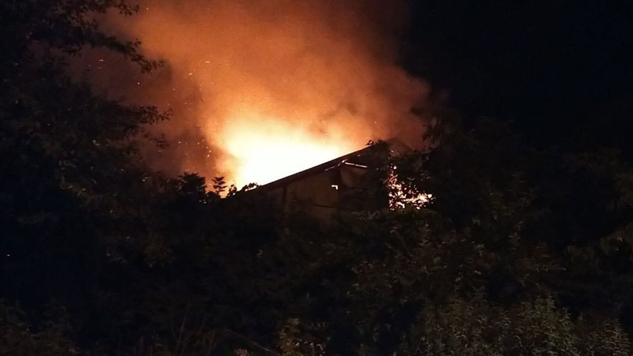 Düzce'de Çatı Katı Yangını