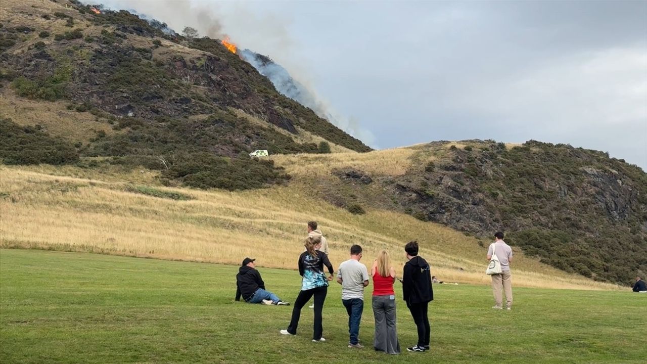 Edinburgh'daki Arthur's Seat Tepesi'nde Yangın Çıktı