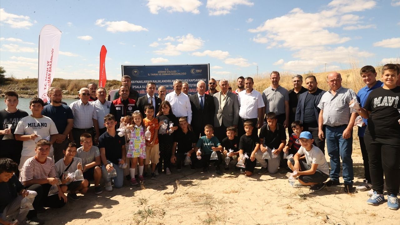 Edirne'de Gölette 30 Bin Pullu Sazan Yavrusu Bırakıldı