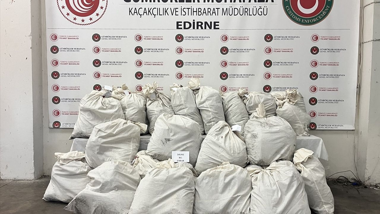 Edirne'de Kapıkule Sınır Kapısı'nda Kaçakçılık Operasyonu: 245 Kilo Esrar Ele Geçirildi