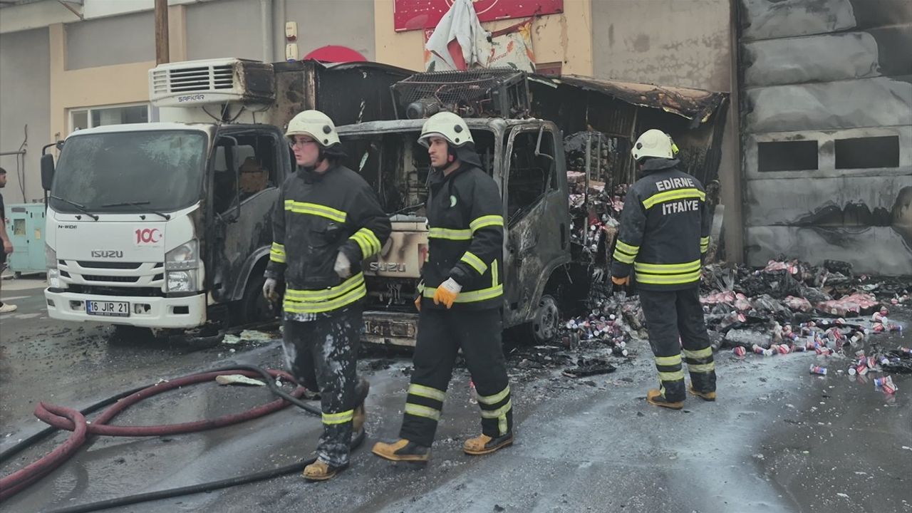 Edirne'de Yangın: İki Kamyon Küle Döndü