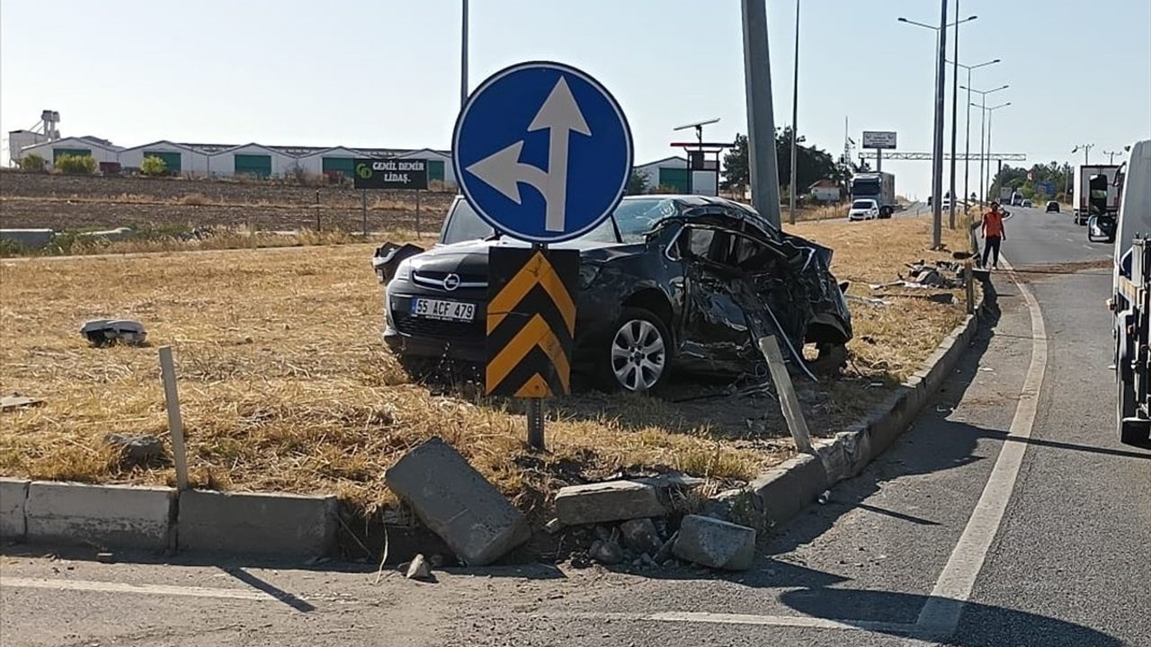 Edirne Havsa'da Kamyon-Otomobil Çarpışması: 3 Yaralı