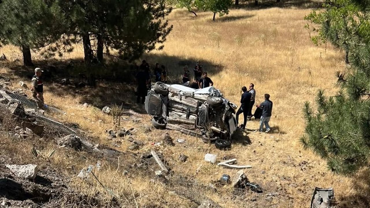 Elazığ'da Hafif Ticari Araç Şarampole Devrildi