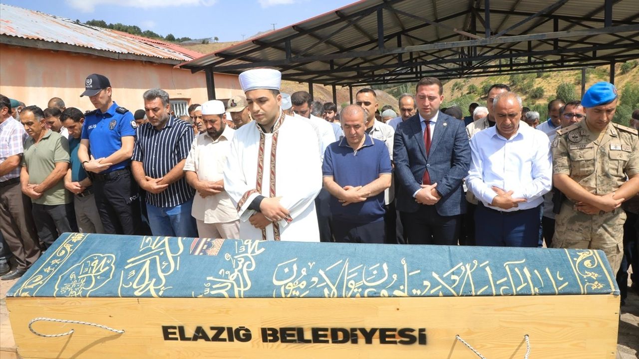 Elazığ'da Maden Göçüğünde Hayatını Kaybeden İşçinin Cenazesi Toprağa Verildi