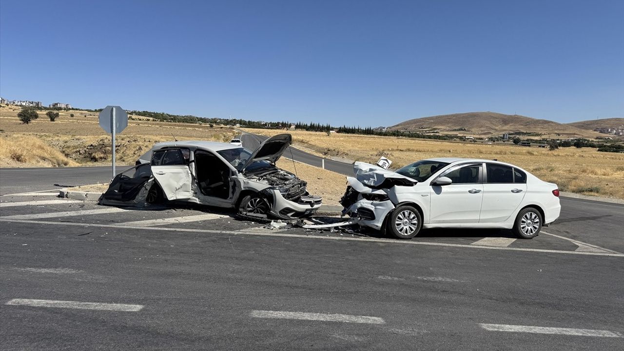 Elazığ'da Trafik Kazası: 8 Yaralı