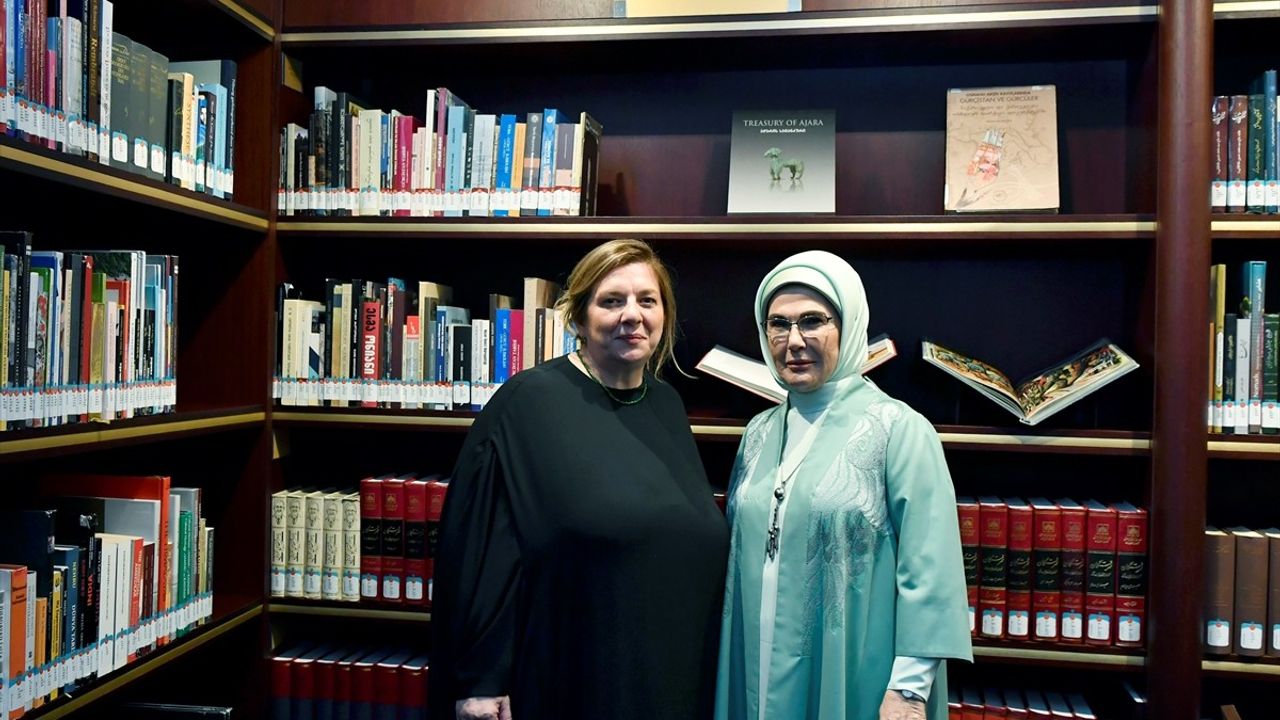Emine Erdoğan ve Gürcistan Cumhurbaşkanı'nın Eşi Millet Kütüphanesi'ni Ziyaret Etti