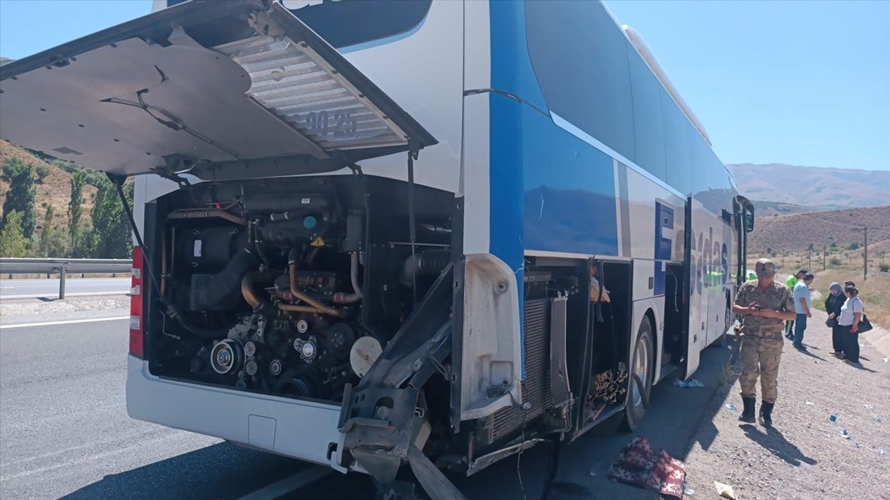 Erzincan'da Yolcu Otobüsü Kaza Yaptı: 5 Yaralı