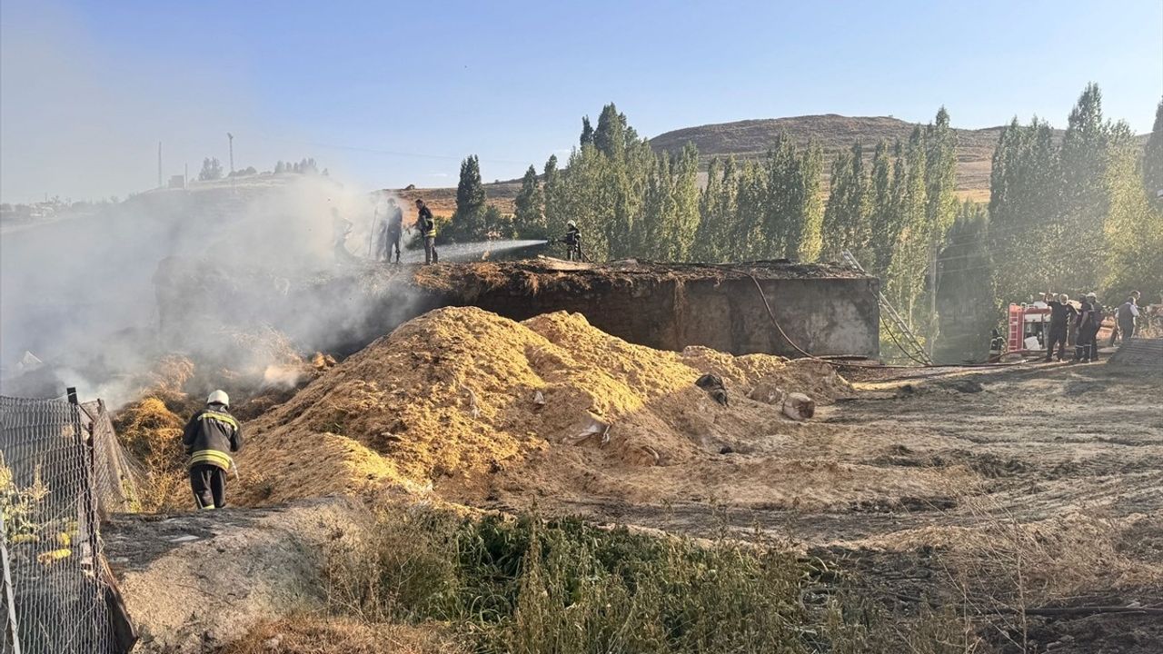 Erzurum'da Kırsal Mahalledeki Yangına Müdahale Ediliyor