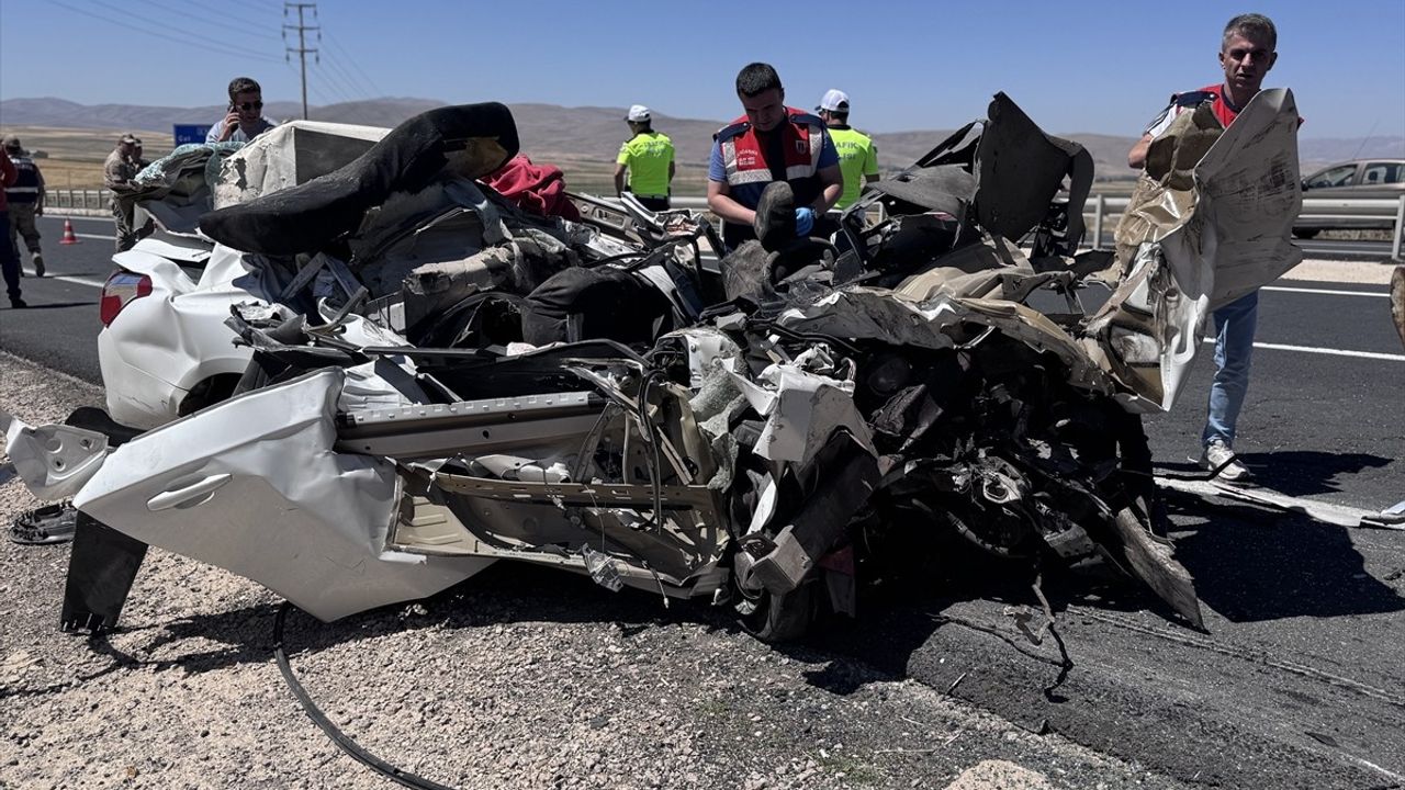 Erzurum'da Tır'a Çarpan Otomobilin Sürücüsü Hayatını Kaybetti