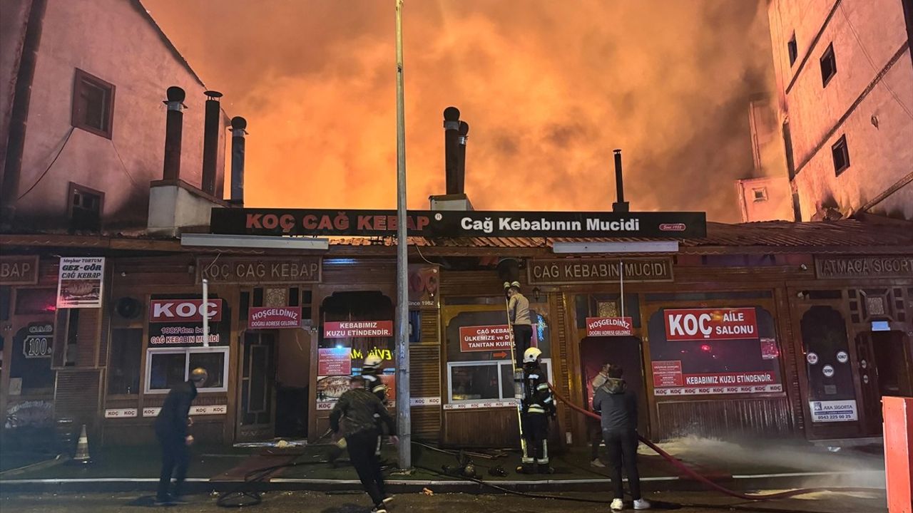 Erzurum'daki Restoran Yangını İki Bina Daha Etkiledi