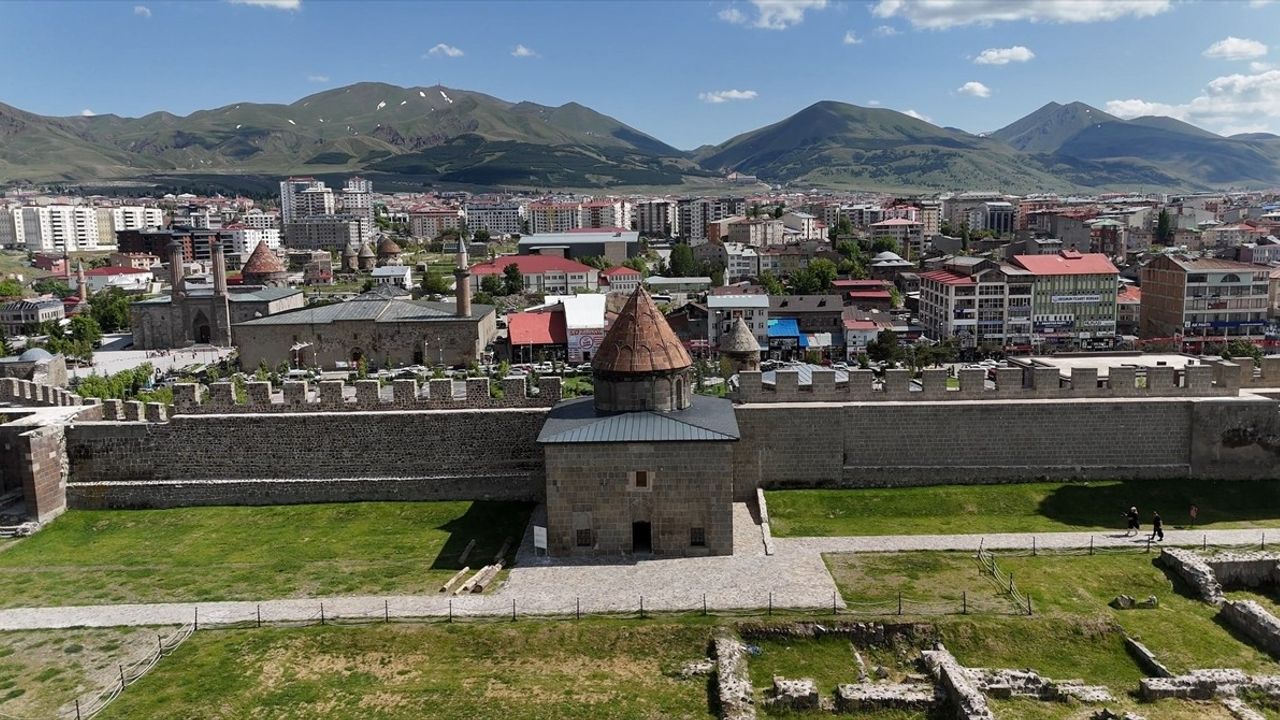 Erzurum'un İlk Mescidinde 9 Yıl Sonra Toplu Namaz