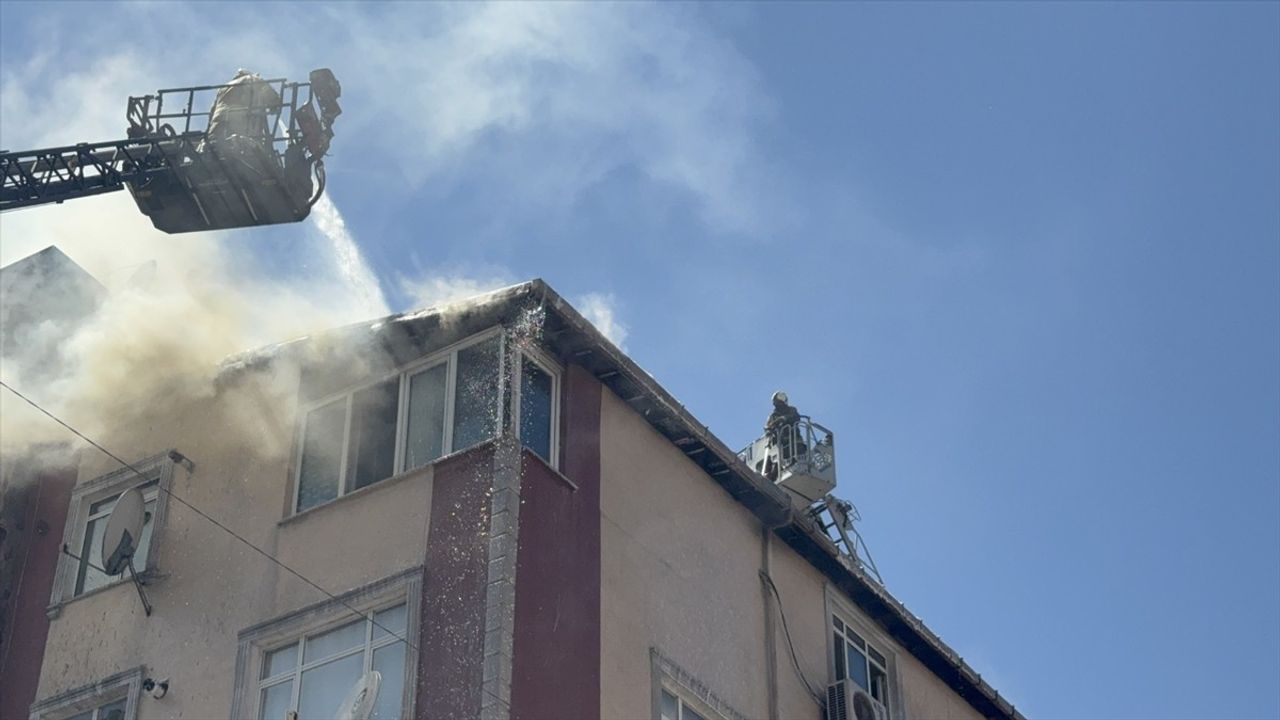 Esenler'de Üç Apartmanı Vuran Yangın Kontrol Altına Alındı