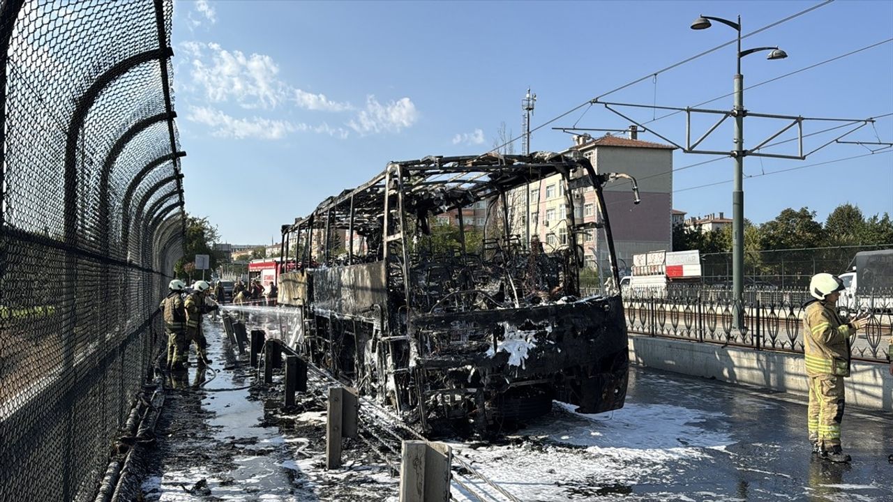 Esenler'de Yangın: Servis Minibüsü Kullanılamaz Hale Geldi