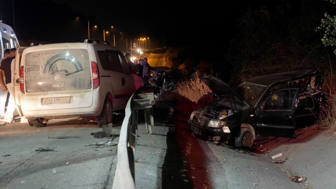 Eyüpsultan'da Otomobil ve Hafif Ticari Araç Çarpıştı