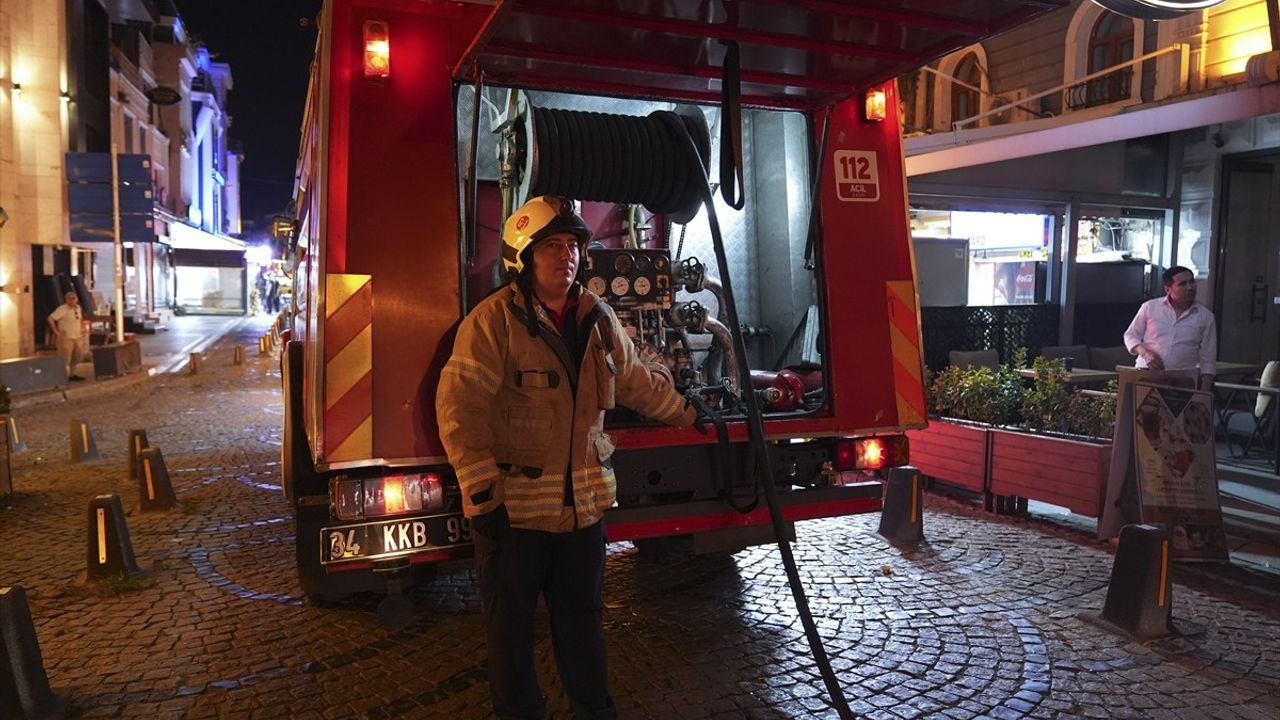Fatih'te Otel Yangını Kontrol Altına Alındı