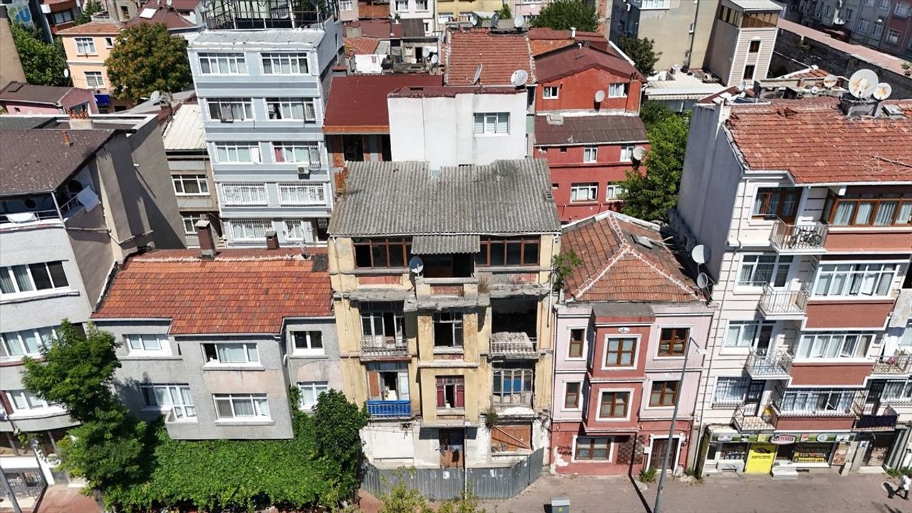Fatih'te Tarihi Dokuya Sahip Cephe İyileştirme Çalışmaları Devam Ediyor