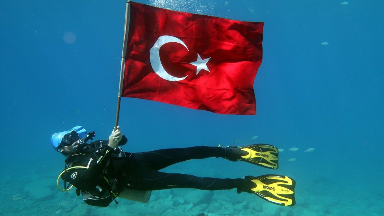 Fethiye'de Zafer Bayramı'nı Su Altında Kutladılar