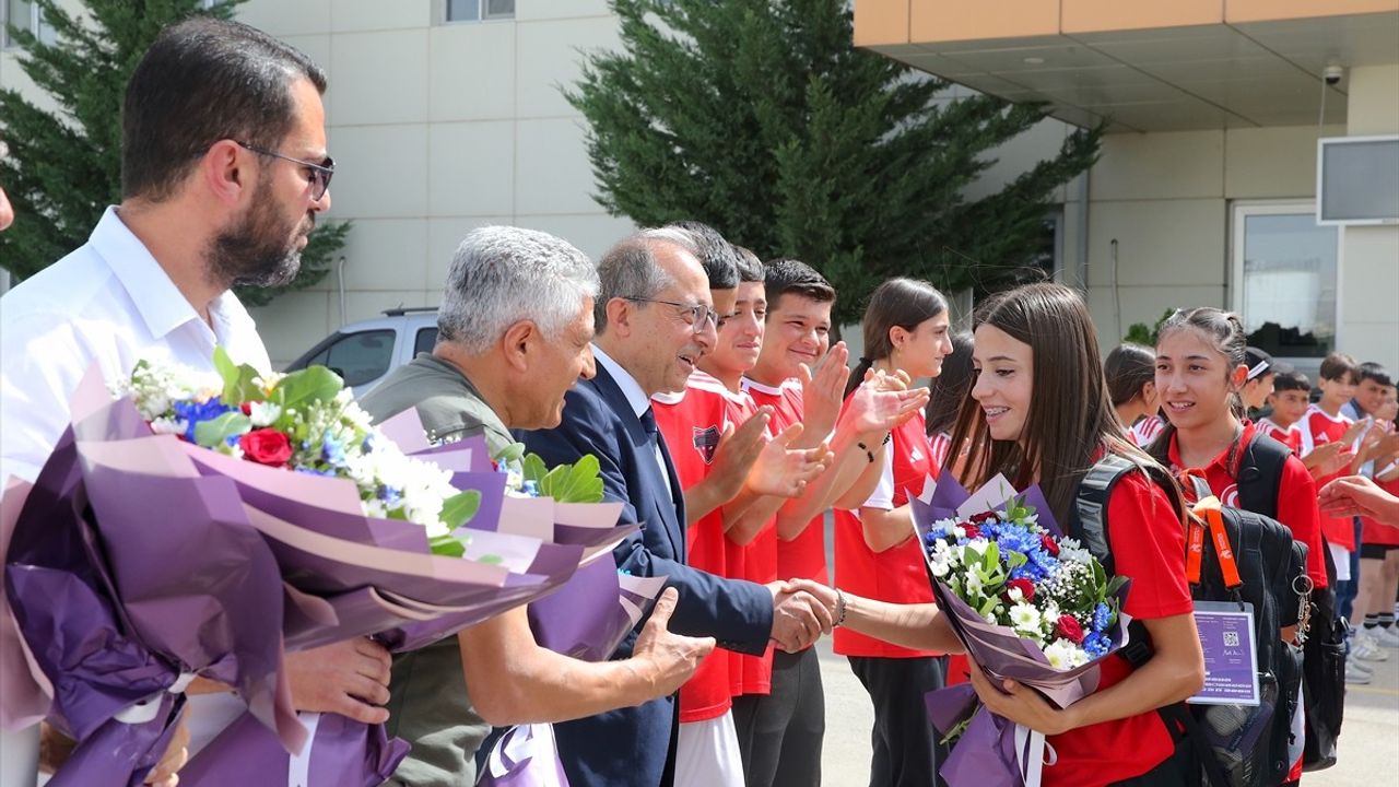 Finlandiya'da Gümüş Madalya Kazanan Edibe Yağız Van'a Döndü