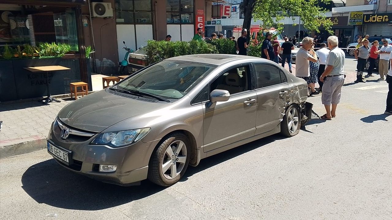 Freni Boşalan Kamyon Park Halindeki Araçlara Çarptı