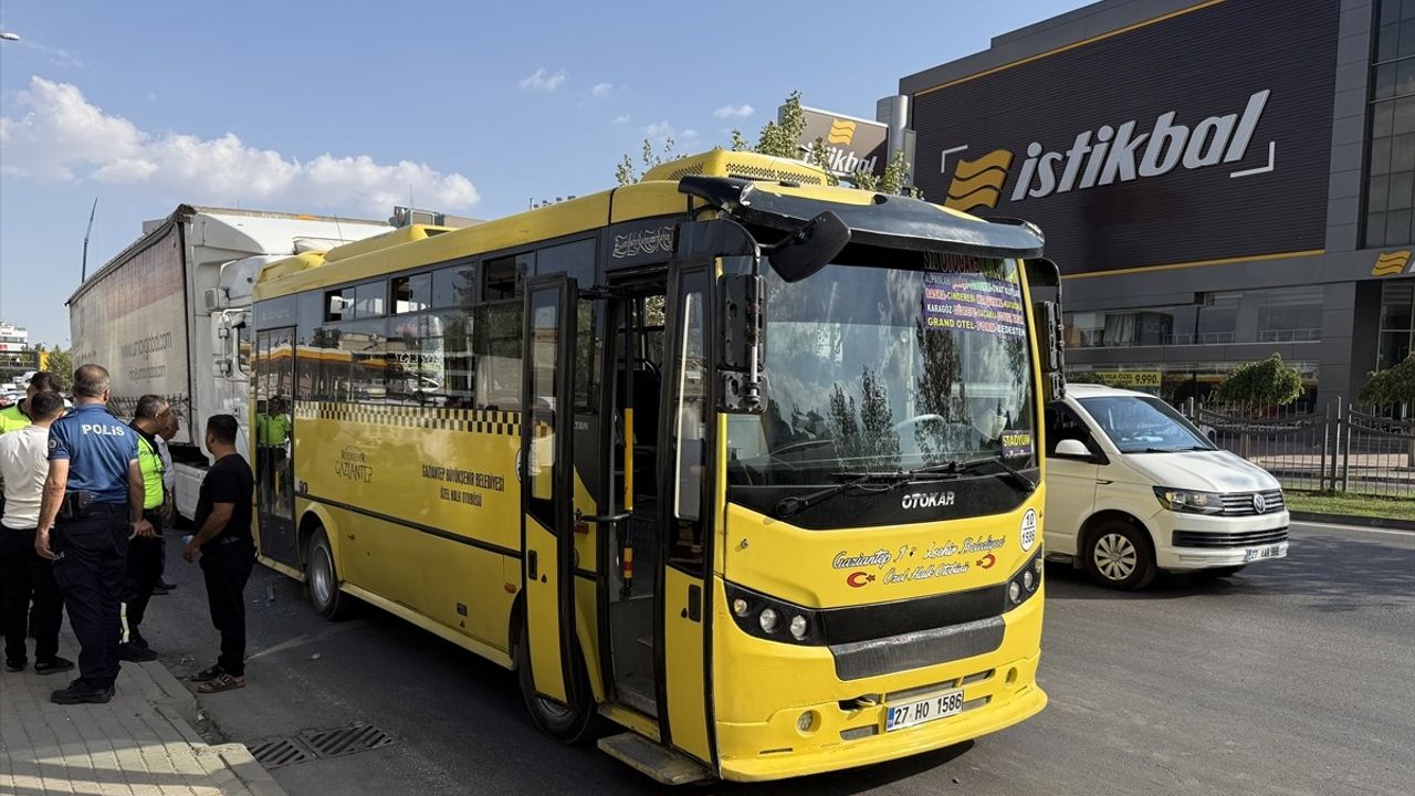 Gaziantep'te Tır ve Otobüs Çarpıştı: 3 Yaralı