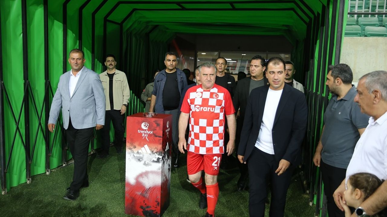 Gençlik ve Spor Bakanı Bak, Diyarbakır'da 'Gösteri Maçı'na Katıldı